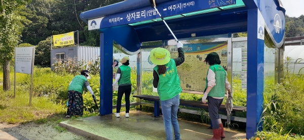 양평군 개군면새마을회회원들은 지난 26일 오전 9시부터 아름답고 청결한 개군면 환경 유지를 위해 버스승강장 소독 및 대청소를 실시했다. (사진=양평군)