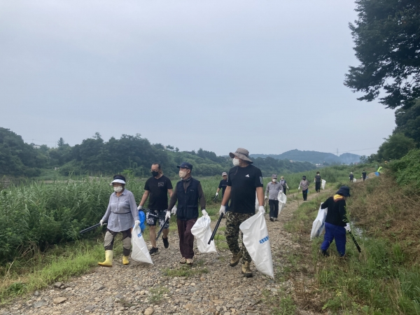 연천군은 한탄강 세계지질공원 지질명소인 아우라지 베개용암 및 한탄강 주상절리길 일원을 인근 지역 고문1·2리, 신답리, 궁평1·2리 등 100여명이 참석한 가운데 27일 아침 7시부터 환경정화를 실시했다고 밝혔다.(사진=연천군)