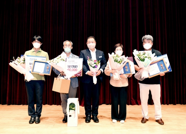 지난 27일 개최된 제3회 파주 기록물 수집 공모전 시상식에서 김경일 파주시장(중)과 수상자들이 기념사진을 촬영하고 있다. (사진=파주시청)