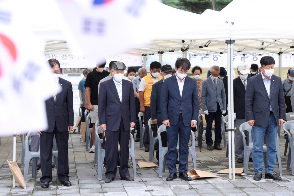 지난 15일 개최된 광복절 제77주년 약식 경축식에서 이동환 고양시장과 참석자들이 묵념으로 순국선열들의 뜻을 기리고 있다. (사진=고양시청)