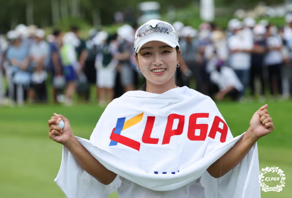 한진선 하이원리조트여자오픈2022 FR 우승 확정후 포즈. 사진 = KLPGA