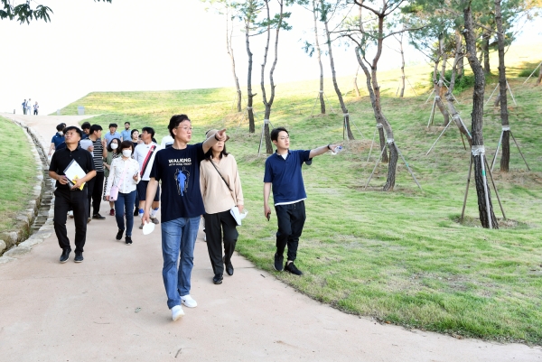 이민근 안산시장은 지난 18일 주민들과 안산읍성 복원 공사 현장을 방문했다고 20일 밝혔다. (사진=안산시)