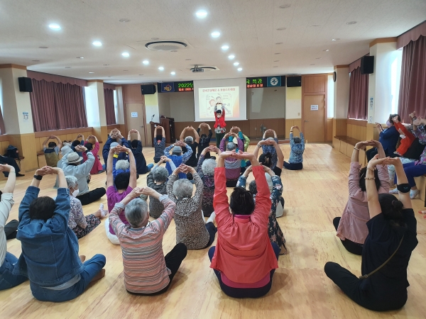 강화군은 ‘제15회 치매극복의 날’을 맞아 치매에 대한 인식 개선을 위한 치매예방교육을 지난 21일 실시했다(사진=강화군)