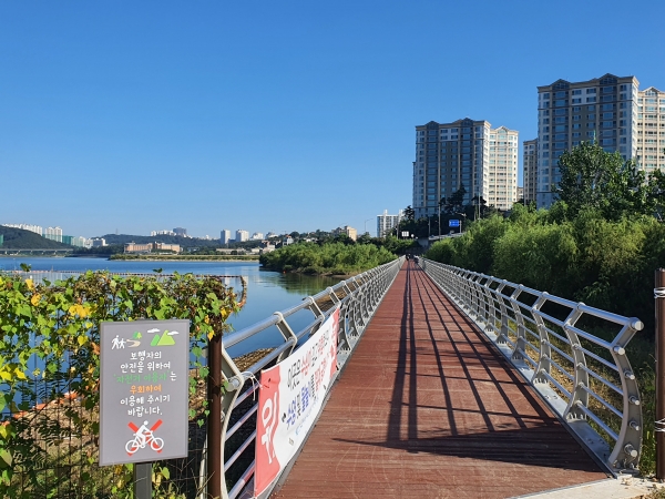 용인특례시는 기흥저수지 순환산책로에 보도교를 설치했다고 22일 밝혔다.(사진=용인시)