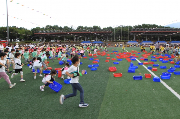 과천시는 23일 관문체육공원에서 지역 내 민간·시립·직장 등 어린이집 34곳의 영유아 및 보육교직원 등 1천9백여 명이 참여한 가운데 '어린이집 한마음 체육대회'를 개최했다고 전했다.(사진=과천시)