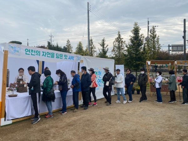 연천군과 생활개선회가 오는 23일까지 국화전시회에서 연천 농산물을 활용한 식문화 행사를 개최한다. (사진=연천군)