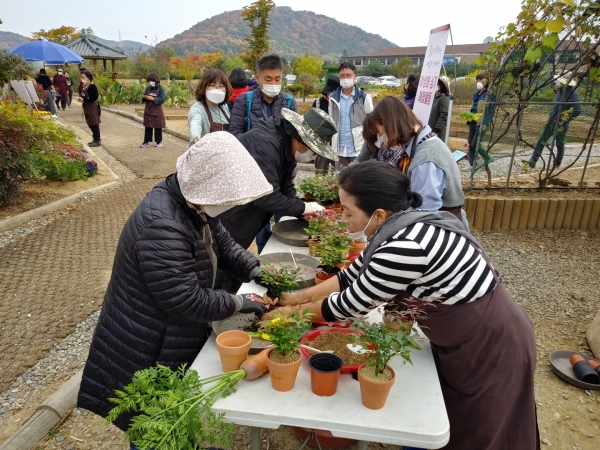 시흥시(시장 임병택)가 주최하고, 시흥시자생식물연구회(회장 이미숙)에서 주관하는 ‘제16회 시흥시 자생식물 작품 전시회’가 오는 22일부터 23일까지 함줄도시농업공원 전통가옥에서 개최돼 시민들의 참여를 기다린다. (사진=시흥시)