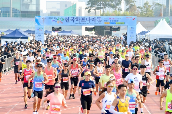 오산시가 지난 23일 개최한 제19회 오산 독산성 전국하프마라톤대회를 전국에서 모인 마라톤 동호인과 시민 등 4천여 명이 모인 가운데 성황리에 마쳤다. (사진=오산시)