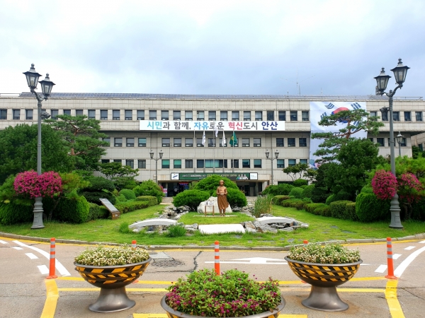 안산시 상록구(구청장 노성우)는 최근 1인 가구 및 맞벌이 가구 증가로 낮에 등기우편 수령이 어려운 가구가 늘어남에 따라 주정차 위반 과태료 고지서 발송 방법을 일반등기에서 선택등기로 변경한다고 28일 전했다. (사진=안산시)