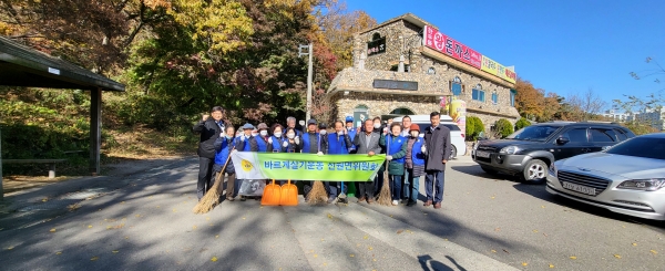 강화군 선원면 바르게살기위원회(위원장 조경재)는 지난 4일 찬우물 약수터 인근에서 환경 정화 및 낙엽 수거 활동을 펼쳤다. (사진=강화군)