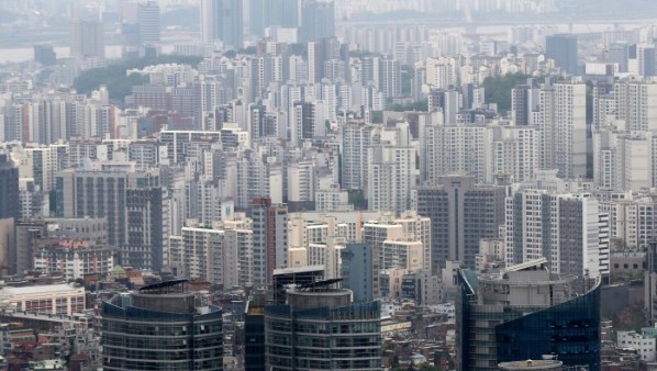 부동산 가격하락속에 국세청의 종부세 고지서가 발부되었다. 서울 중구 남산에서 바라본 서울 일대 아파트 단지 모습[사진제공=뉴스핌]