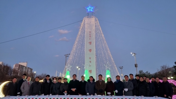 지난 1일 구리시는 구리광장에서 ‘2022년 크리스마스트리 점등식’을 개최했다.(사진=구리시)