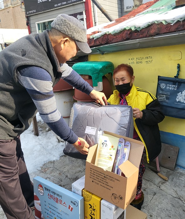 더조은주식회사가 혹독한 겨울나기로 힘들어하는 팽성읍 어려운 이웃들을 위해 평택시 팽성읍 지역사회보장협의체에 겨울을 날 수 있는 사랑더하기 선물꾸러미 30상자를 기탁했다.(사진=평택시)