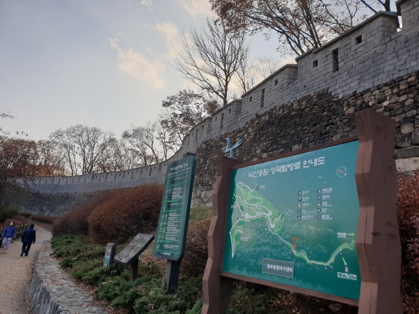 성곽 너머 안쪽이 다 출입 통제된 학교담벼락이다. 사진=송영철 기자