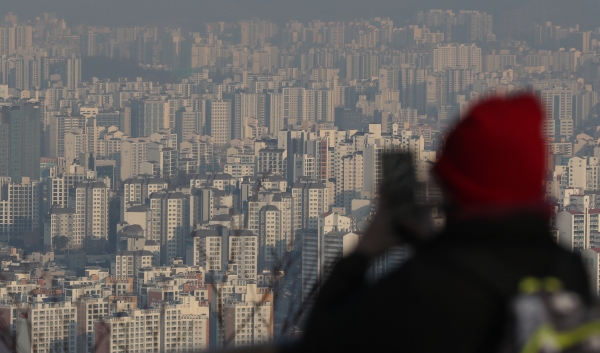 6개월간 전국 전세사기 일당이 경찰에 무더기로 적발됐다. 사진은 서울 중구 남산에서 바라본 서울 도심 아파트 단지 모습./뉴스핌