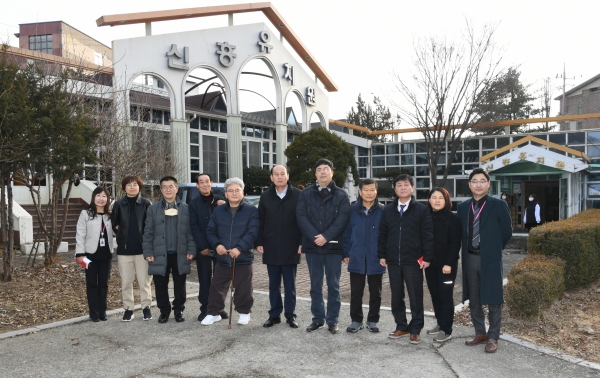 박형덕 동두천시장은 지난 13일 장애인단체장 및 관계자 20여 명과 ‘장애인회관 건립’ 부지를 방문하여 사업계획을 설명하고, 장애인단체의 의견을 수렴하는 시간을 가졌다.(사진=동두천시)