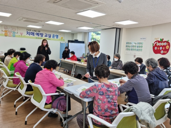 3월부터 이천시보건소 치매안심센터에서 만60세 이상 치매로 진단받지 않은 어르신을 대상으로 치매예방교실과 인지강화교실을 운영한다.(사진=이천시)