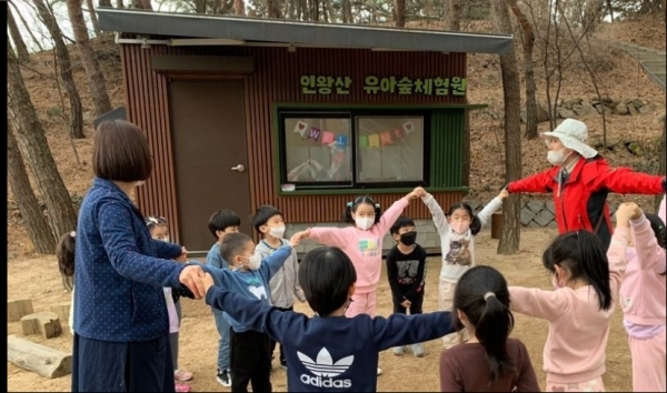 ‘자연에서 배운다’ 기치 아래 유아숲체험원 유아숲지도사들이 프로그램을 진행하고 있다. (사진-종로구청)