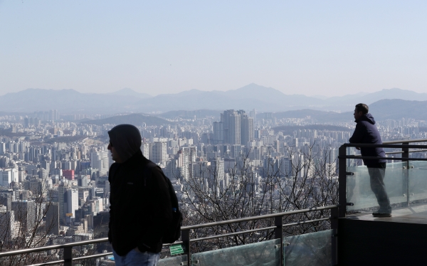 13일 오전 서울 중구 남산공원에서 바라본 도심. 해당 사진은 기사와 직접적 연관이 없음./뉴스핌