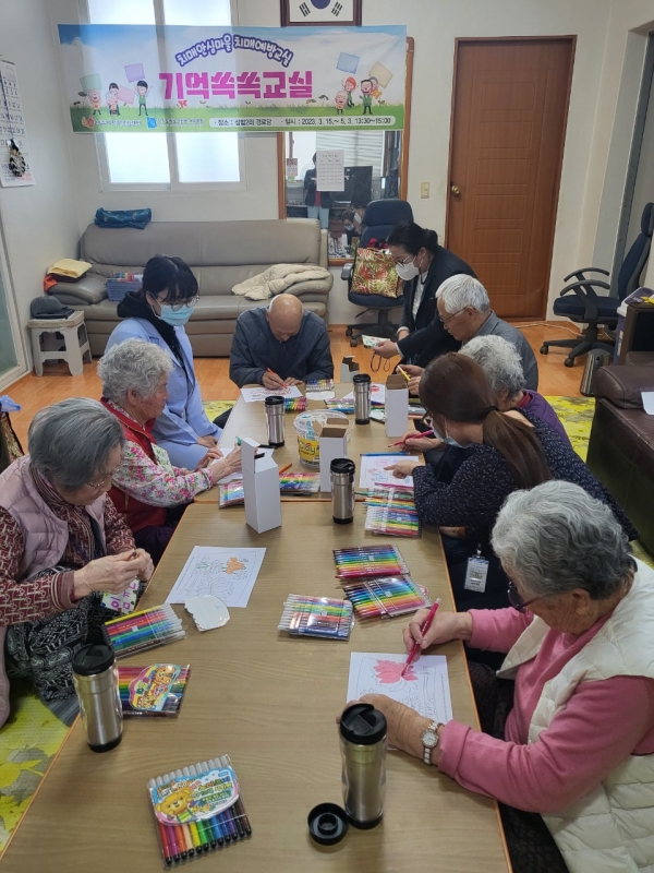 여주시치매안심센터는 지난 3월 14일부터 경기도립노인전문여주병원과 연계해 삼합2리 경로당을 대상으로 치매예방교실을 시작하였다.(사진=여주시)