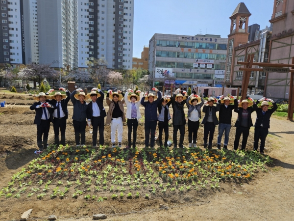 시흥시는 도시농업의 날(매년 4월 11일)을 맞아 시민공동체 활성화를 위해 ‘2023년 도시농업의 날 기념 시민행복텃밭 개장식’을 지난 8일 공영도시농업농장에서 진행했다.(사진=시흥시)