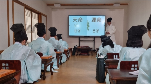 종로구가 교육을 실시하고 있는 청년 멘토 역량 높이는 ‘종로국제서당 인문학교육’(사진=종루구청)