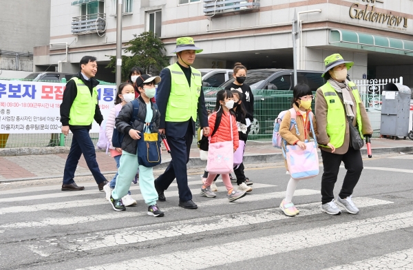 조용익 부천시장이 아이들이 안전하게 등교할 수 있도록 인솔하고 있다. 부천시는 어린이통학안전사업을 지난 2010년부터 이어오고 있다.