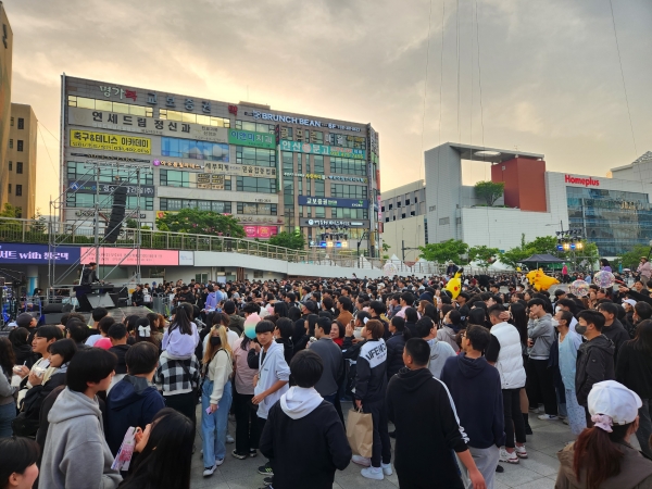 4년 만에 마스크 없이 열린 안산국제거리극축제에서 시민들이 거리 공연을 관람하고 있다. 올해는 국내외 50개 팀을 포함해 73개 작품이 선보였다.