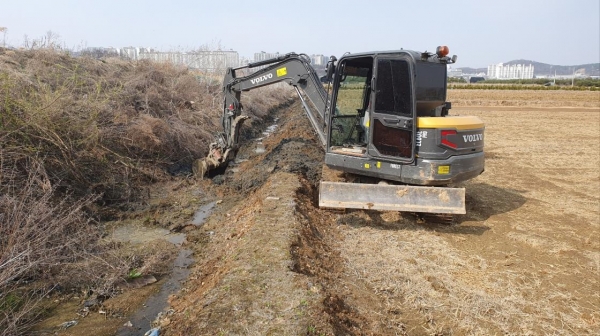 상지지구 용·배수로 퇴적물 제거 작업 전·후 전경(사진=고양도시관리공사)