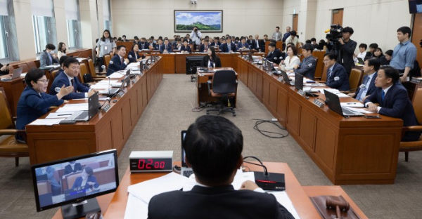 임이자 국회 환경노동위원회 여당 간사, 김영진 야당 간사가 24일 오전 서울 여의도 국회에서 열린 제406회국회(임시회) 제1차 환경노동위원회 전체회의에서 노조법 안건 본회의 부의 요구의 건에 대해 언쟁을 펼치고 있다.  /뉴스핌