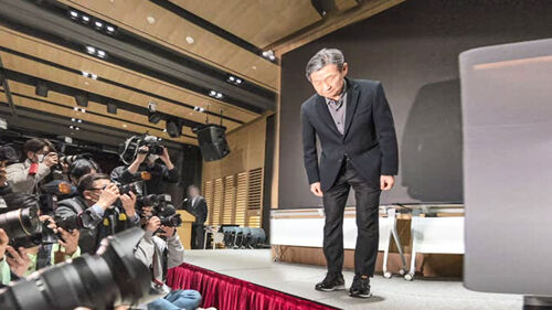 황현식 LG유플러스 대표가 지난 2월 고객들의 개인정보가 유출돼 사과하고 있다.사진 = SBS뉴스캡쳐