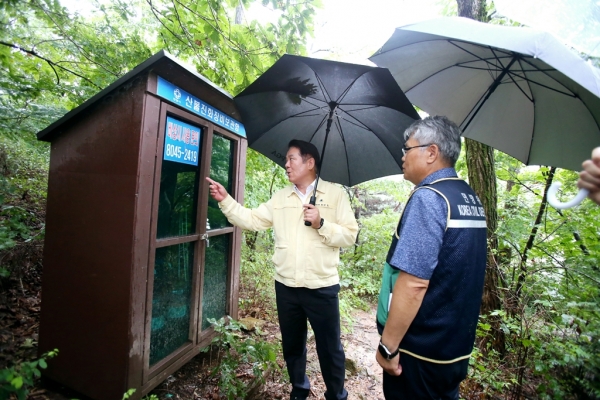 최대호 안양시장(왼쪽)이 범죄예방을 위해 22일 만안경찰서와 함께 관악산 둘레길을 점검하고 있다(사진=안양시)