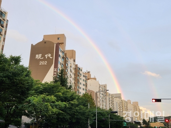 비가 그친 29일 오후, 서울 양천구 하늘에 쌍무지개가 떠 있다.