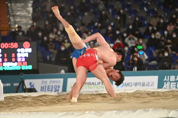 수원에서 열린 2022 설날장사씨름대회 결승에서 경기를 하고 있는 임태혁 선수 모습.(사진=수원시)