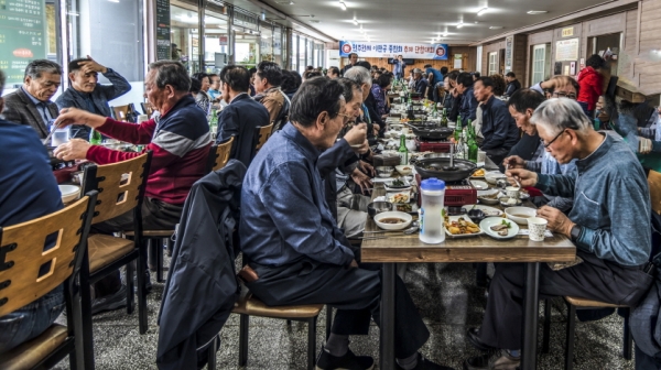 사진은 대회진행과 식사 장면사진. 사진 = 종친회