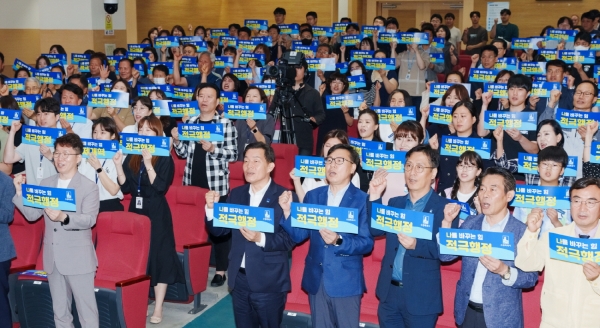 지난 6월 이재준 수원특례시장을 비롯한 수원시 공직자들이 수원시청 대강당에서 적극행정 실천을 다짐하고 있다.(사진=수원시)