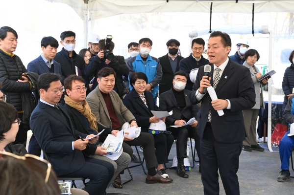 지난 3월 이재준 수원특례시장이 적극행정으로 해묵은 악취 갈등을 풀어낸 현장을 방문해 주민 및 관계자들과 이야기를 나누고 있다.(사진=수원시)