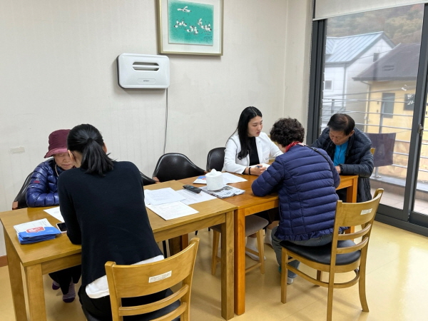 ▲치매안심센터 직원들이 구리시 관내 경로당을 방문해 조기검진 및 치매예방교육 안내드리고 있는 모습