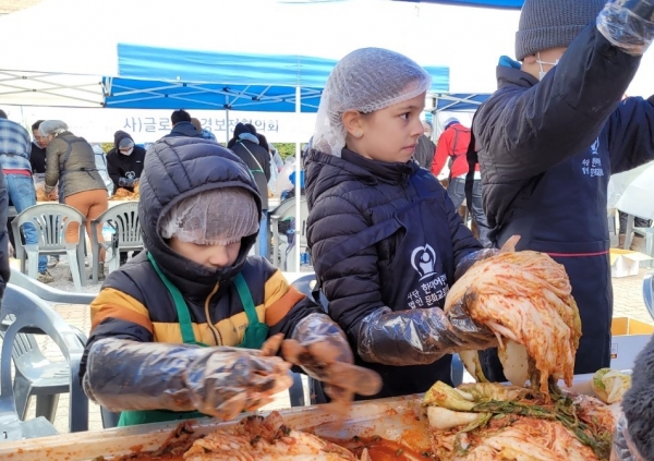 ▲김장 김치 만들기 축제에 참여한 어린이 모습[사진=이종식기자]