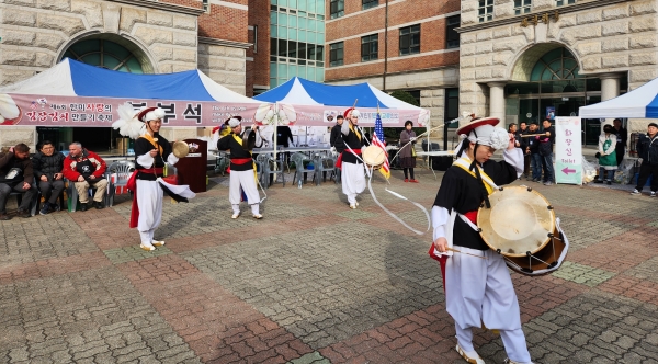 ▲평택 민요보존회의 축하 공연모습[사진=이종식기자]