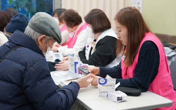 ▲ 시화병원과 시흥시간호사회가 간호 봉사활동으로 따뜻한 겨울을 선물하고 있다./시화병원 제공