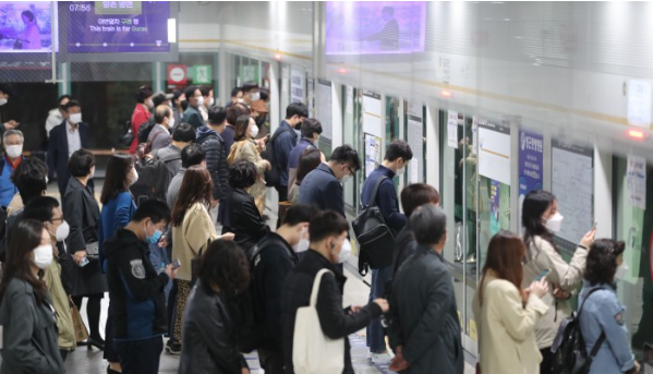 김포공항역에서 시민들이 김포도시철도(김포골드라인)를 이용해 출근하고 있다. [사진=뉴스핌DB]