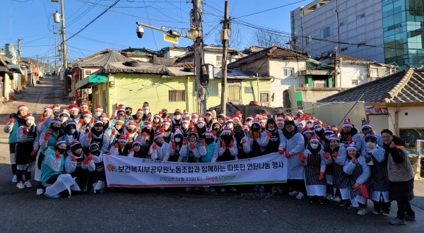 보건복지부공무원노동조합은 (사)좋은변화와 함께 23일 서울시 노원구 상계동 양지마을에서 에너지 취약가정을 위한 연탄나눔 봉사활동을 진행했다. 사진은 보건복지부공무원노동조합 관계자를 비롯한 봉사활동 참여자들이 함께 기념촬영을 하고 있는 모습(사진=보건복지부공무원노동조합)