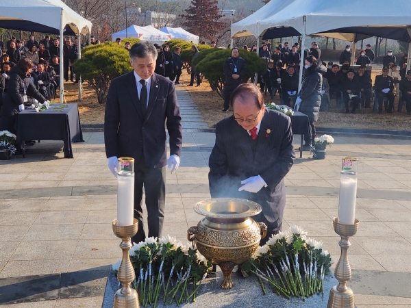 ▲분향하는 안산도시공사 허숭 사장(좌), 안산인재육성재단 홍일화 대표이사(우) (사진=권영창기자)