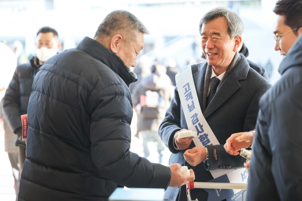 새해 첫 경마일 맞아 경마팬들에게 인사하는 한국마사회 정기환 회장