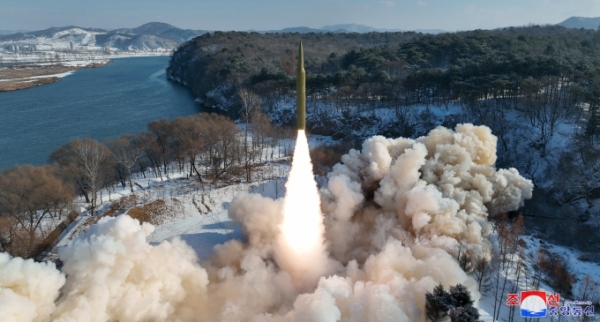 북한이 14일 초음속 중장거리 탄도미사일(IRBM) 시험발사를 벌였다고 관영 조선중앙통신이 15일 보도했다. [사진=조선중앙통신] /뉴스핌