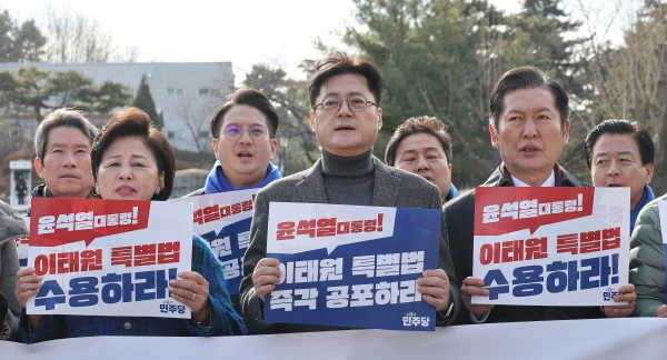 홍익표 더불어민주당 원내대표를 비롯한 의원들이 19일 오전 서울 용산구 대통령실 앞에서 열린 이태원참사 진상규명 특별법 즉각 공포 촉구를 위한 긴급 기자회견에서 피켓을 들고 구호를 외치고 있다./뉴스핌