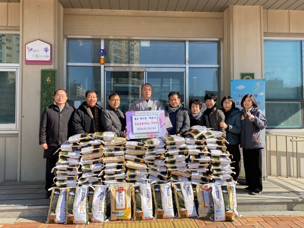 사찰 한국불교태고종 개운사에서 휴전선 D·M·Z 인근지역에서 재배한 김포금쌀 10KG 100포를 개운사 문수거사회 회장들과 함께 김포시 드림스타트에 전달했다.(사진=김포시)