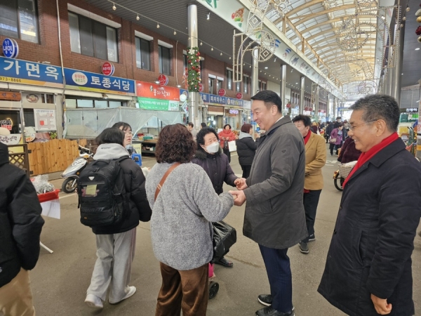 정희용 국민의힘 원내대변인이 왜관시장에 설 명절장을 보러오신 주민들과 인사를 나누고 있다./정희용 대변인 블로그 갈무리