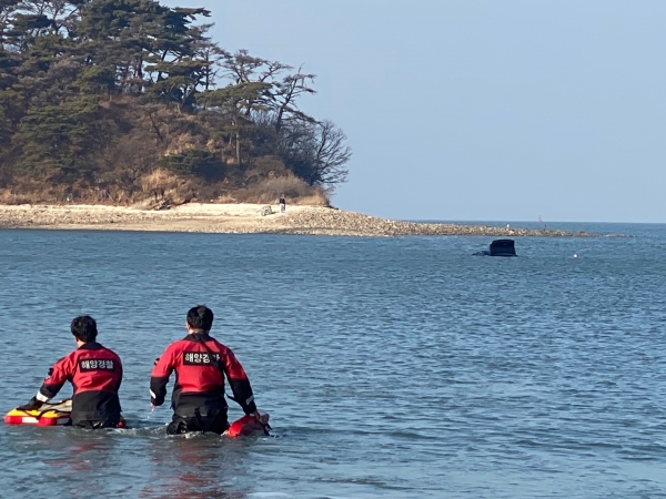 ▲대산파출소 구조대원이 침수차량으로 이동하고 있다.(사진=평택해양경찰서)